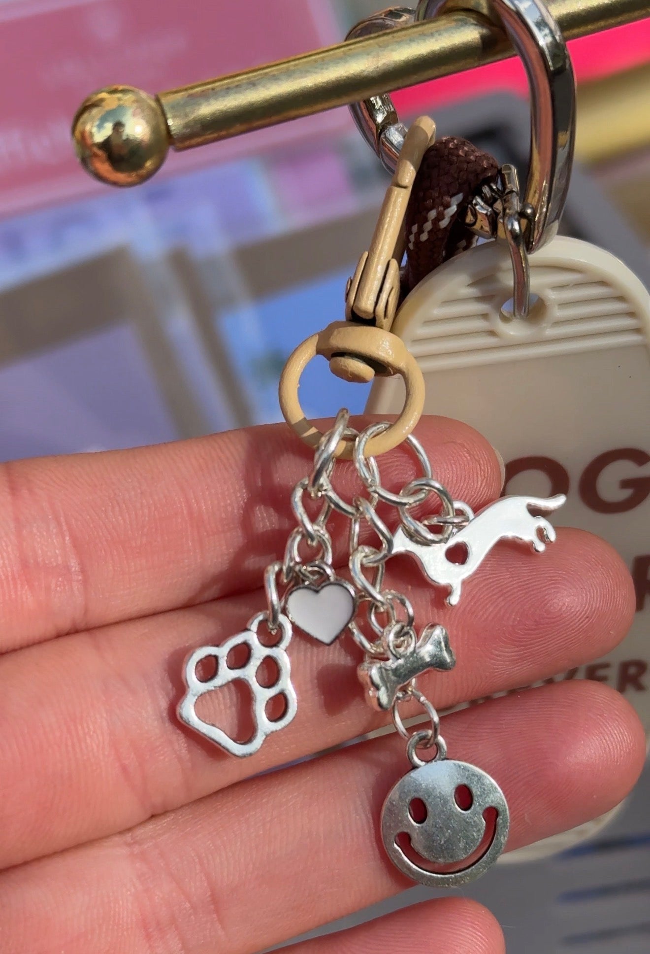 Porte-clé charms marron DOG LOVER FUREVER